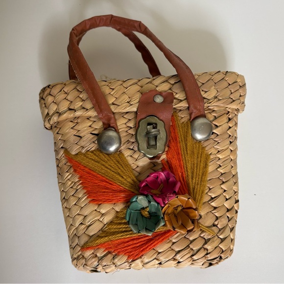 Vintage Handbags - VINTAGE Mexican Tourista Hand Woven Straw Mini Bag Basket turn lock